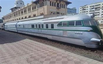   قطار الملك فاروق يصل إلى الأسكندرية لعرضه فى متحف جراج القطار الملكى بالمنتزة 