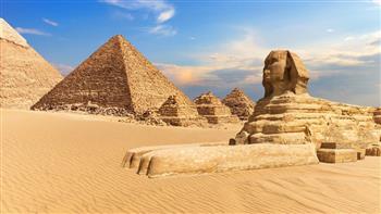 أهرامات الجيزة وأبو الهول علامات بارزة على وجه الارض