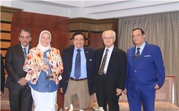 المنتدى العلمي الـ13 لأمراض النساء والتوليد يكرم عميدة طب بنات الأزهر