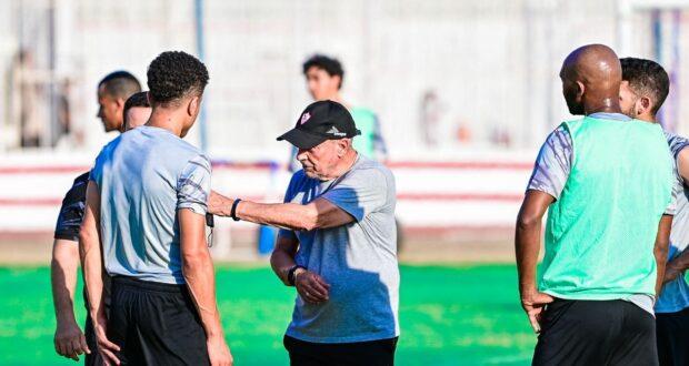 الجهاز الفني للزمالك يعقد جلسة سريعة مع اللاعبين