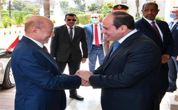  السيسي يستقبل رئيس مجلس القيادة الرئاسي بالجمهورية اليمنية