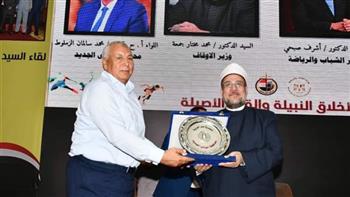   إهداء درع محافظة الوادي الجديد إلى وزير الأوقاف