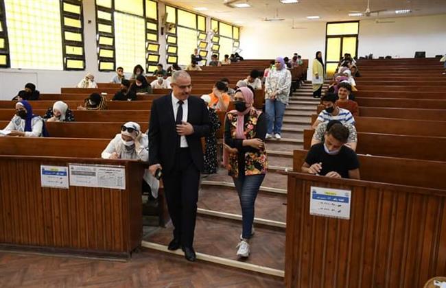 رئيس جامعة قناة السويس يتفقد امتحانات نهاية العام بكلية التجارة