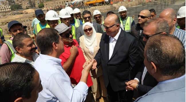 محافظ القاهرة يسلم 26 عقدا موثقا لبعض المصانع والورش بشق الثعبان