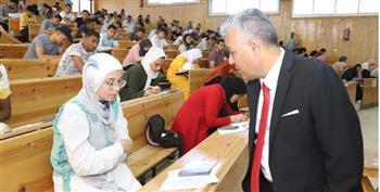 رئيس جامعة جنوب الوادي يواصل جولاته التفقدية بامتحانات نهاية العام
