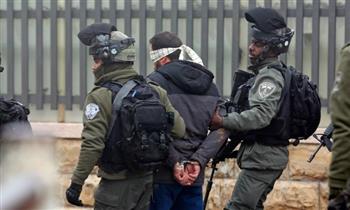   الاحتلال يعتقل 12 فلسطينيًا في الضفة الغربية ومستوطنون يقتحمون الأقصى