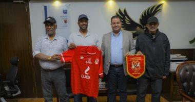 الأهلى يستقبل وفد الاتحاد العماني بالجزيره