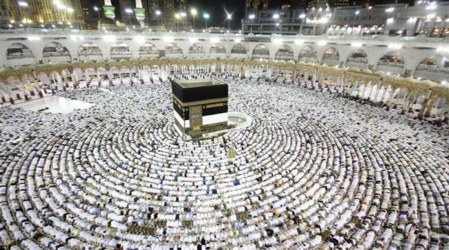 الإفتاء: لا مانع شرعا أن يحج أو يعتمر والد الزوجة على نفقتها