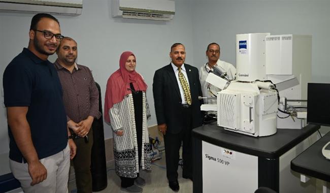 جامعة الفيوم: ميكروسكوب الكتروني ماسح ومحطة لرصد جودة الهواء بكلية العلوم 