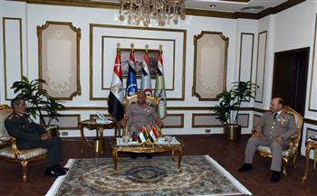  وزير الدفاع يبحث مع رئيس الأركان الإماراتي سبل تعزيز التعاون والعلاقات العسكرية بين البلدين