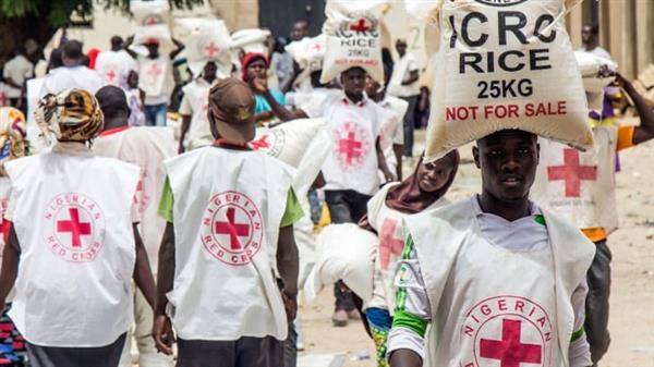الصليب الأحمر النيجيري يوزع الأموال النقدية على 30 ألف شخص لاحتواء أزمة الجوع