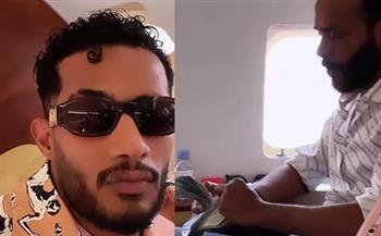   محمد رمضان من طائرته الخاصة: «هواية أخويا المفضلة عد الدولارات» 