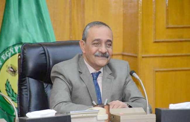 محافظ الإسماعيلية يبحث معايير اختيار المدارس التي تدخل الصيانة وإنشاء أخرى جديدة