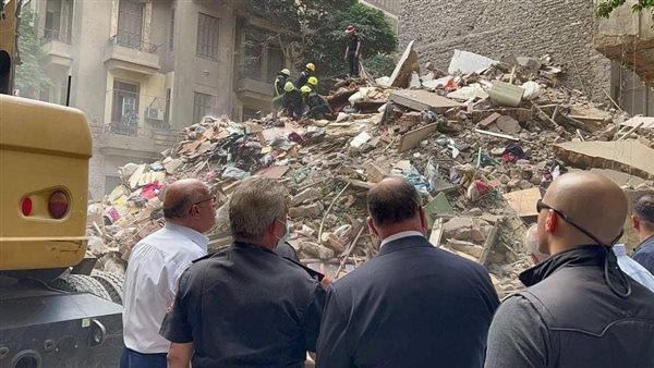محافظ القاهرة يتابع رفع أنقاض انهيار عقار بحى الوايلى.. صور