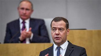   ميدفيديف يشتبه بأن بايدن مصاب بالفصام