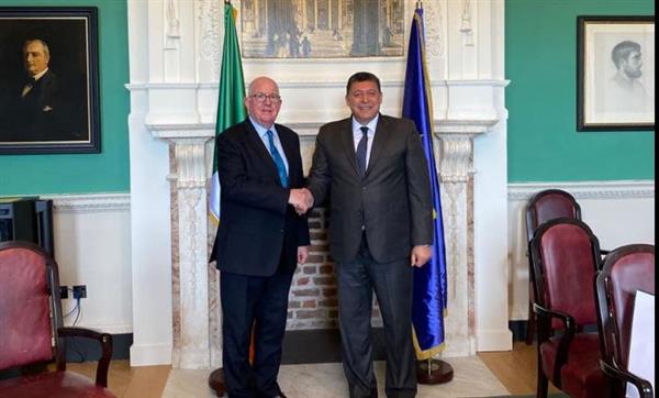 رئيس لجنة العلاقات الخارجية بالبرلمان الأيرلندى يستقبل سفير مصر