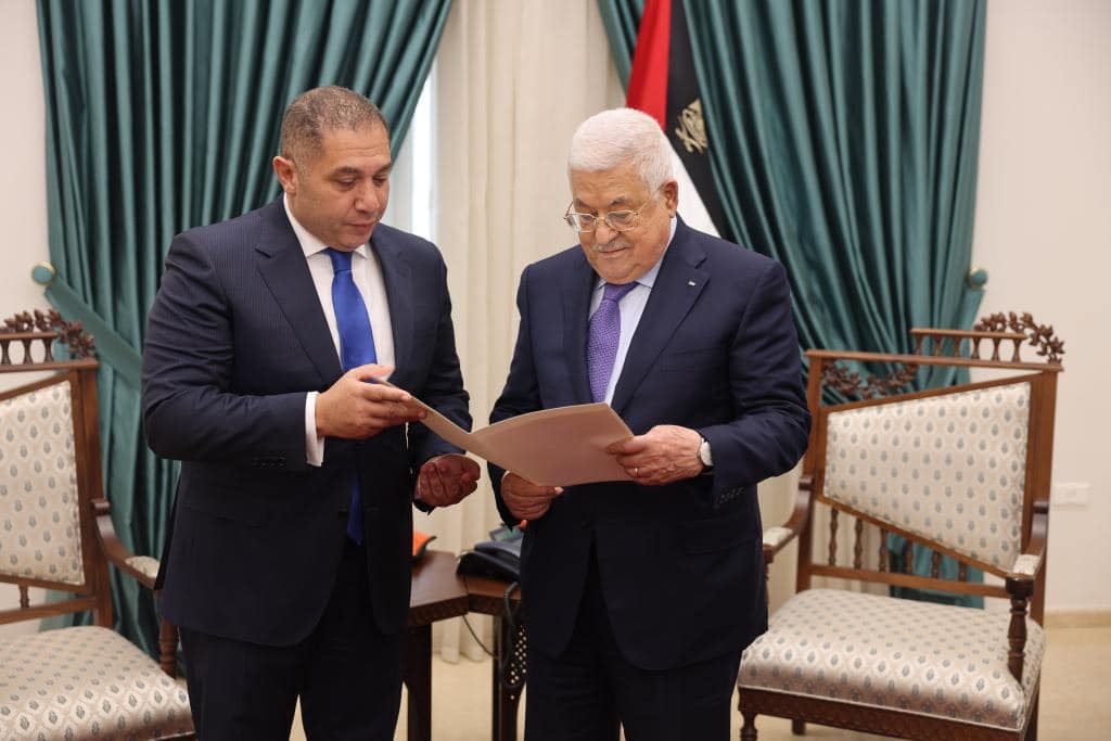 الرئيس الفلسطيني يستقبل السفير المصري برام الله