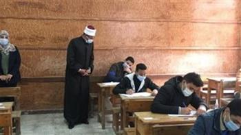   طلاب القسم العلمي بالثانوية الأزهرية يؤدون اليوم امتحان الأحياء