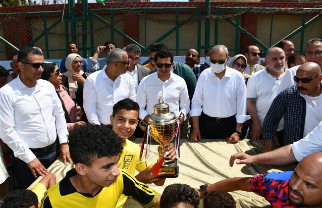 وزير الشباب والرياضة ومحافظ القليوبية يكرمان الفائزين بدوري «حياة كريمة» لطلاب المدارس