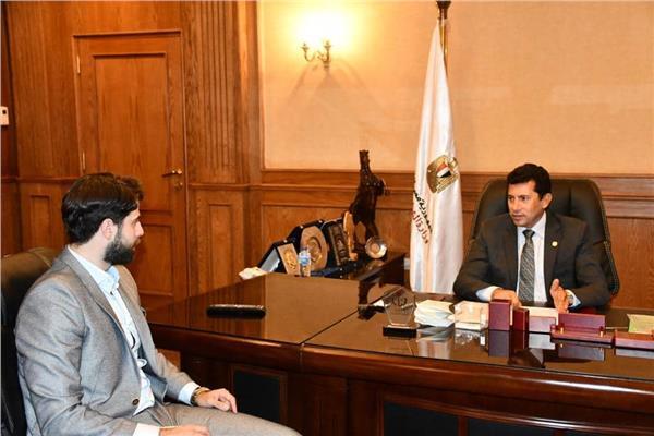 وزير الرياضة يوجه بضم الفنان طارق الإبياري لعضوية برنامج «التثقيف الشبابي»