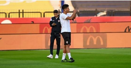 جماهير الزمالك تُحيي اللاعبين أثناء الإحماء