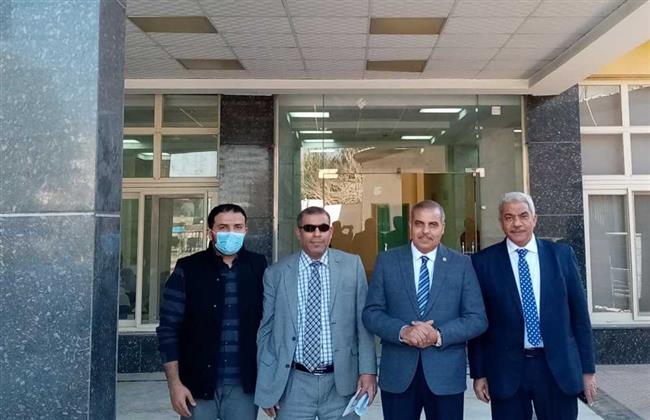 رئيس جامعة الأزهر يتابع أعمال التطوير ببوابة كلية الطب ويوجه بتوزيع المياه المثلجة