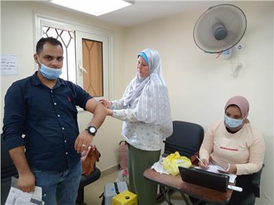 تطعيم المواطنين بلقاح كورونا أثناء تحديث بيانات البطاقات التموينية بالإسكندرية