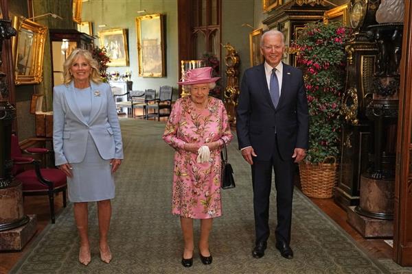 بايدن يهنئ الملكة إليزابيث بمناسبة مرور 70 عاما على توليها العرش