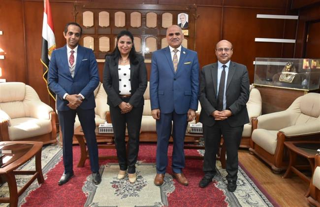 رئيس جامعة الأقصر يبحث سبل التعاون مع وفد بنك الإمارات الوطني