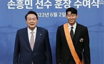   الرئيس الكوري يمنح سون وسام الإستحقاق لفوزه بالحذاء الذهبي