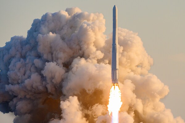 كوريا الجنوبية تعلن إطلاق أول صاروخ فضائي مطور محليا
