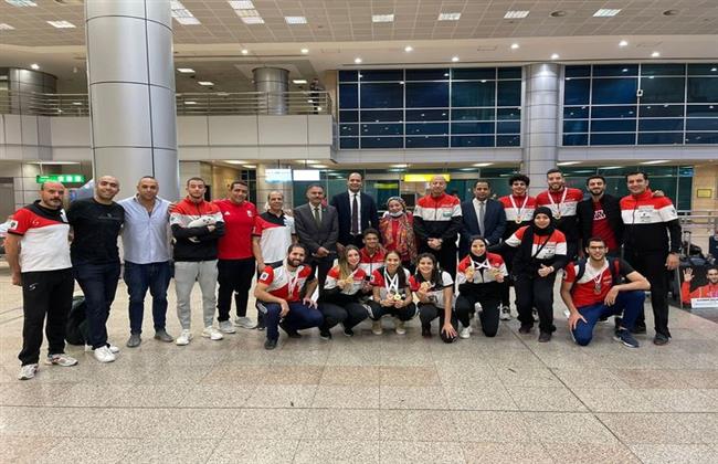 وفد رسمى فى استقبال بعثة السلاح بعد الفوز بلقب بطولة إفريقيا