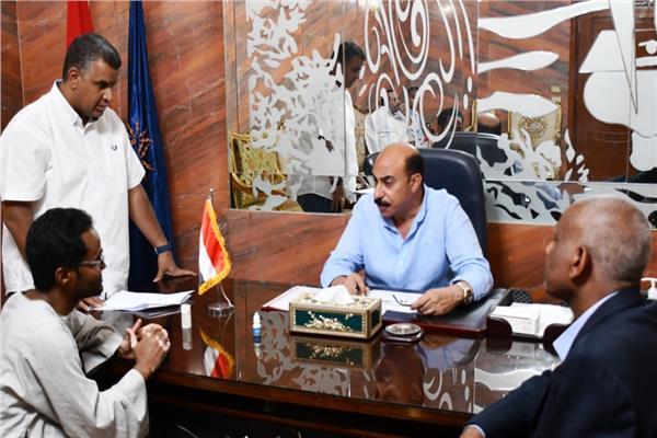 محافظ أسوان يوجه بصرف إعانات عاجلة وعلاج على نفقة الدولة لبعض الحالات