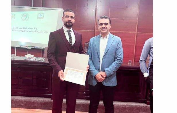  رئيس جامعة جنوب الوادي يهنئ أحد خريجي الجامعة من الوافدين 