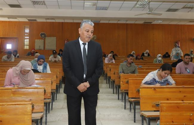 طلاب 12 كلية بجامعة جنوب الوادى  يواصلون أداء الامتحانات اليوم 