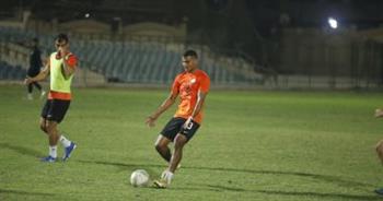  أسامة فيصل يصافح لاعبي الزمالك قبل انطلاق المباراة 