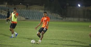أسامة فيصل يصافح لاعبي الزمالك قبل انطلاق المباراة 