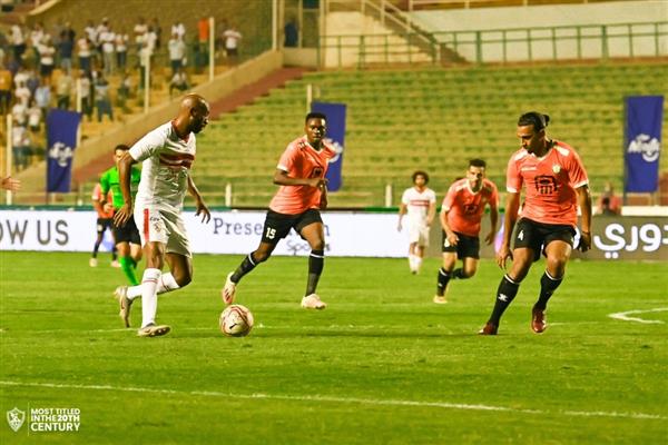 لاعبو الزمالك يحتفلون مع الجماهير بعد الفوز على البنك الأهلي