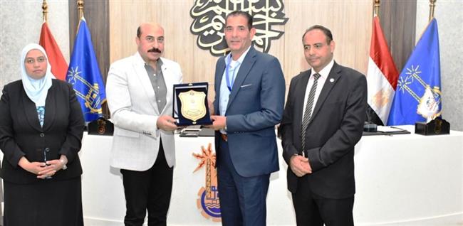 محافظ أسوان يكرم صناع الخير لجهودها المتميزة  فى دعم الأسر الأكثر احتياجا 