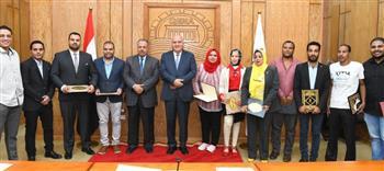 " الداودي " يكرم المشاركين فى تنفيذ أعمال الجدارية الريفية بمدينة قنا 