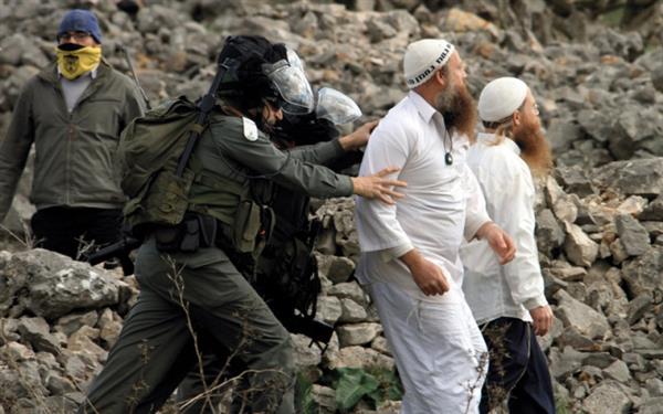 مُستوطنون يهاجمون فلسطينيين بريف رام الله وسط الضفة الغربية