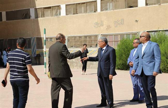 محافظ المنيا يتابع انتظام سير امتحانات الثانوية العامة بعدد من اللجان