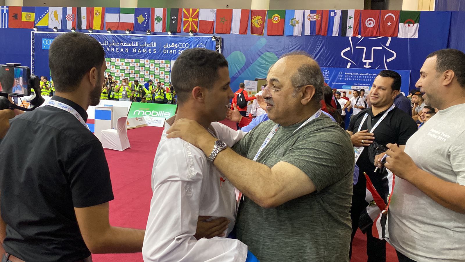 رئيس الأولمبية يطمئن على يوسف بدوي لاعب الكاراتيه ويشيد بقدراته