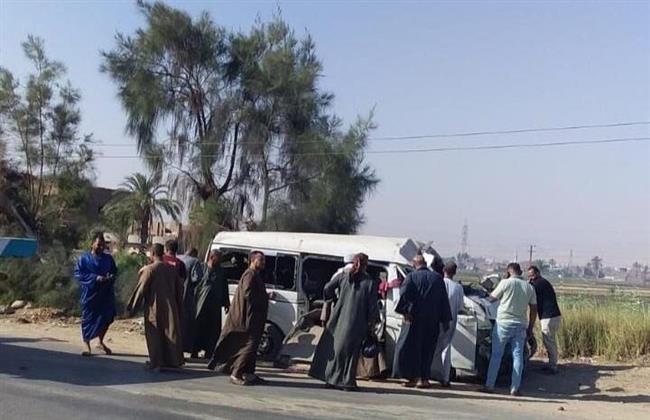 إصابة 12 شخصا إثر انقلاب ميكروباص على الطريق الزراعي بأسوان