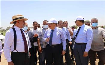   محافظ المنيا والسفير الإيطالي يتفقدان أعمال تطوير ترعة حافظ الشرقية بمركز أبوقرقاص