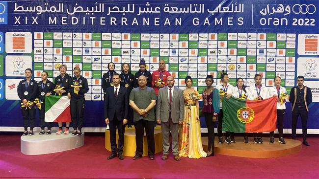 رئيس الأولمبية يسلم سيدات منتخب تنس الطاولة الميدالية الذهبيه