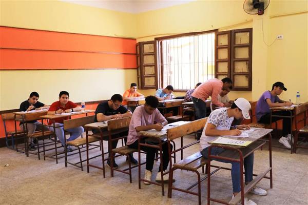 105 آلاف طالب يؤدون امتحان اللغة الأجنبية الثانية بالثانوية العامة بالقاهرة