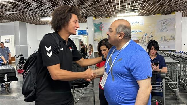 الأولمبية المصرية تكرم علي زين في مطار أحمد بن بلة بوهران بالجزائر 