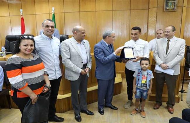 محافظ المنيا: رفع درجة الاستعداد خلال عيد الأضحى ووقف الأجازات والتأكد من توافر كافة السلع