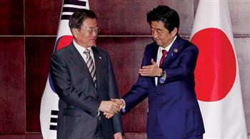   زعيما اليابان وكوريا الجنوبية يلتقيان وجها لوجه لأول مرة وسط آمال لذوبان الجليد